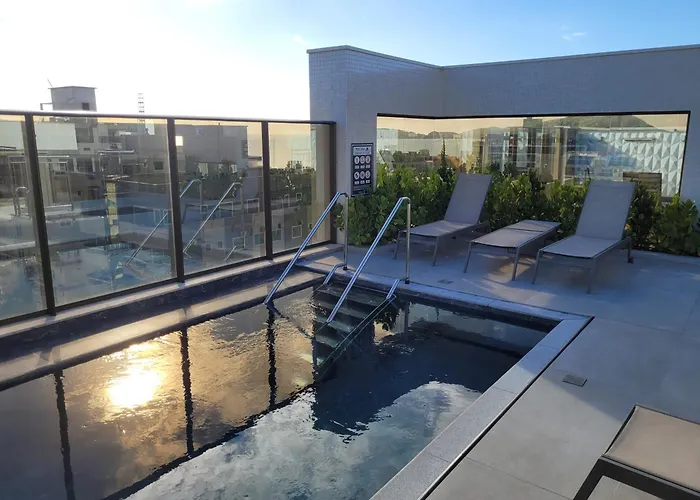 Apartamento novo luxo, 2 suítes, piscina aquecida no condomínio, 1 quadra do mar, completo Bombinhas